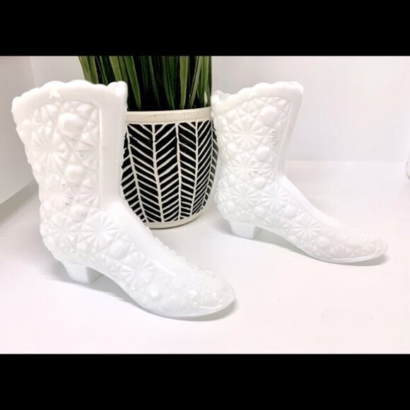 Fenton Milk Glass Daisy‎ Button Boot Set - Picture 2 of 16